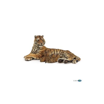 Figurine de tigresse couchée allaitant 11.60x12.50x5.80cm Papo
